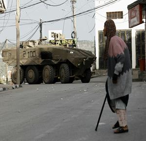 قوات الاحتلال مصحوبة بمدرعات من نوع "إيتان" خلال اقتحامها بلدة علار شمال مدينة طولكرم