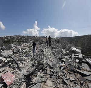 قوات الاحتلال تهدم منشآت سكنية وتجارية قرب بلدتي عرابة وعنزة جنوب جنين