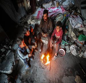 النازح محمد أبو شربي يقيم مع عائلته داخل منزل متضرر مهدّد بالانهيار بعد نزوحه من حي الشجاعية شرق غزة إلى غرب المدينة، ويعيش مع أسرته ظروفا إنسانية صعبة خلال