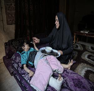 الطفل أسامة عساف (4 أعوام) يتلقى الرعاية في منزل جدته (والدة والدته) بمدينة غزة، بعد أن فقد كامل أسرته بقصف إسرائيلي أودى بحياة والديه وشقيق