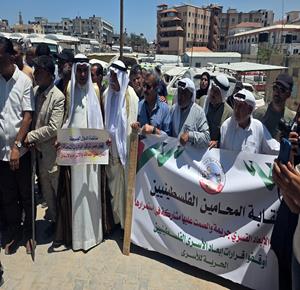 أسرى مبعدون من الضفة الغربية إلى قطاع غزة يشاركون في وقفة احتجاجية بمدينة خان يونس للمطالبة بلمّ شملهم مع عائلاتهم وتسهيل سفرهم خارج القطاع