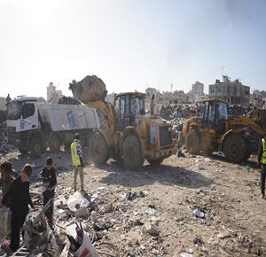 برنامج الأمم المتحدة الإنمائي، بالتعاون مع وكالات أخرى تابعة للأمم المتحدة، يطلق عمليات تنظيف في أحد أكبر مواقع النفايات في منطقة سوق فراس بمدينة غزة، والذي يُشكّل خطراً جسيماً على الصحة العامة