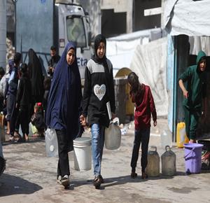 يحاول نازحون تلبية احتياجاتهم اليومية من المياه في أحد مراكز الإيواء بمدينة غزة، في ظل ظروف إنسانية قاسية ونقص حاد في أبسط مقومات الحياة مثل المأوى والغذاء والمياه النظيفة