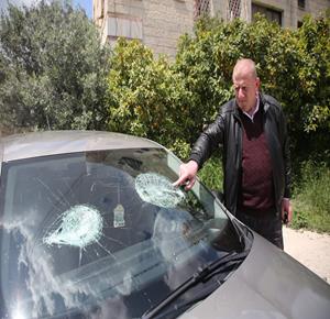 مواطنون يتفقدون آثار  اعتداء المستعمرين على مركبة لعائلة فلسطينية في بيت إمرين شمال نابلس
