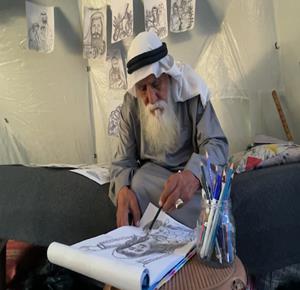 المسن الفلسطيني محمد زملط، النازح من مخيم جباليا شمالاً إلى ووسط قطاع غزة، يوثق بريشته معاناة الحرب في غزة