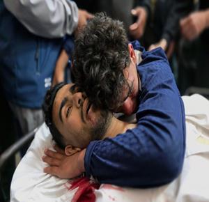 وداع شهيدين في مستشفى ناصر في خان يونس ارتقيا بعد استهدافهما بنيران الاحتلال الإسرائيلي في جنوب قطاع غزة