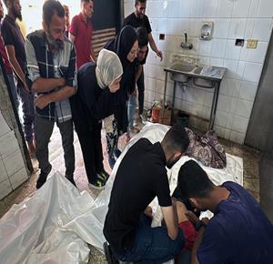 وداع وتشييع عدد من شهداء القصف الإسرائيلي في مستشفى شهداء الاقصى بدير البلح وسط قطاع غزة 