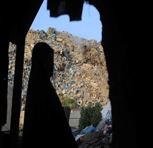 نازحون يقيمون في خيام متهالكة داخل مدرسة في غزة قرب مكب نفايات، وسط ظروف قاسية وانتشار الحشرات، ما يزيد خطر الأمراض خصوصًا بين الأطفال.