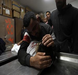 مواطنون يودّعون جثامين أربعة شهداء بينهم طفل في مستشفى الشفاء بمدينة غزة