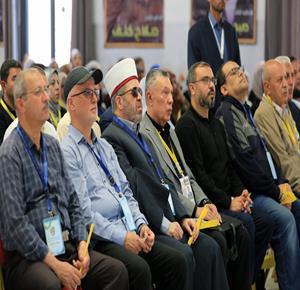 مواطنون يحضرون اليوم الأول من المؤتمر الثامن لحركة التحرير الوطني الفلسطيني “فتح” في مدينة غزة