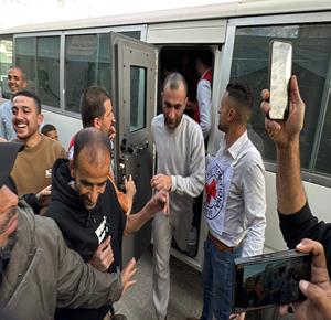  اللجنة الدولية للصليب الأحمر تنقل ثمانية أسرى إلى مستشفى شهداء الأقصى في دير البلح وسط قطاع غزة، وذلك بعد إطلاق سراحهم من قبل قوات الاحتلال