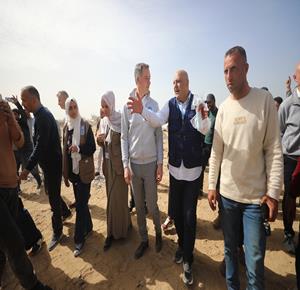 مدير برنامج الأمم المتحدة، ألكسندر دي كرو، يقوم بجولة ميدانية في غزة للاطلاع على الأوضاع الإنسانية الصعبة التي يعيشها أهل القطاع