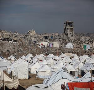 مشاهد لتكدس خيام النازحين وسط الدمار الواسع في حي الزيتون جنوب شرق مدينة غزة