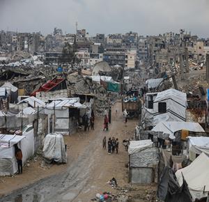 نازحون يواصلون حياتهم اليومية وسط الدمار والبرد القارس في خيام بدائية في مخيم جباليا شمال قطاع غزة.