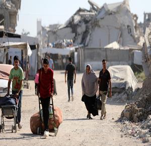  نازحون يحملون أمتعتهم ويغادرون خيامهم في حي الزيتون بمدينة غزة، بعد أن وسّع الجيش الإسرائيلي ما يُسمى بـ"الخط الأصفر" عبر وضع كتل خرسانية جديدة وتحذيره بتنفيذ هجمات في المنطقة
