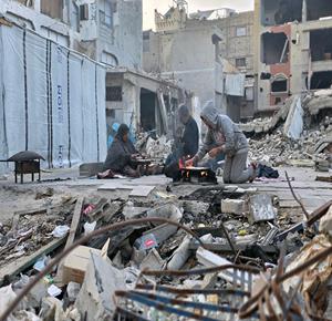 نازحون في خان يونس يواجهون معاناة مضاعفة مع حلول شهر رمضان، في ظل استمرار تداعيات الحرب وانعدام المأوى والغذاء