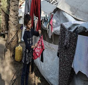 نازحون يواجهون ظروفًا إنسانية قاسية حيث أدت الأمطار الغزيرة والرياح القوية إلى إتلاف الخيام  في دير البلح وسط قطاع غزة