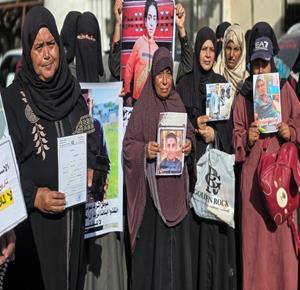 مواطنون يشاركون في وقفة احتجاجية لعائلات المختفين قسراً أمام مجمع ناصر الطبي في خان يونس، جنوب قطاع غزة