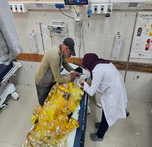 وصول عدد من المصابين بينهم ثلاثة أطفال أحدهم في حالة حرجة إلى مستشفى المواصي الميداني جراء استهداف السفن البحرية الإسرائيلية النازحين بالقرب من الشاطئ في خان يونس