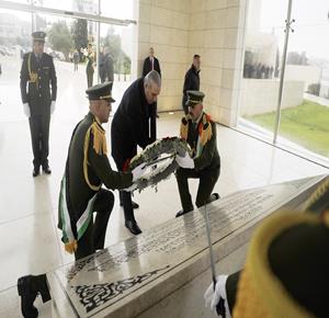 نيابة عن الرئيس محمود عباس، نائب رئيس دولة فلسطين، نائب رئيس اللجنة التنفيذية لمنظمة التحرير حسين الشيخ، يضع إكليلا من الزهور على ضريح الشهيد القائد ياسر عرفات، لمناسبة ذكرى انطلاقة الثورة الفلسطينية