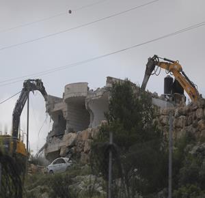 قوات الاحتلال تهدم منزلا من طابقين في بلدة ترقوميا شمال غرب الخليل