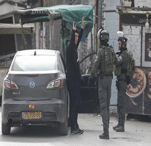 جيش الاحتلال الاسرائيلي يواصل عدوانه على بلدة كفرعقب ومحيط مخيم قلنديا لليوم الثاني على التوالي