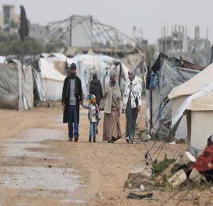 مواطنون يتزاورون وأطفال يحتفلون في أيام عيد الفطر رغم الدمار وشح المواصلات وصعوبة التنقل داخل القطاع