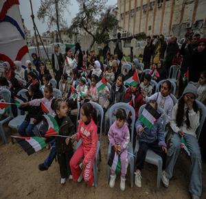 أطفال ناجون، فقدوا جميع أفراد عائلاتهم، يشاركون في حفل ترفيهي خاص بهم في مدينة غزة