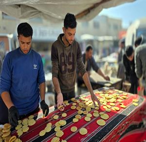 مواطنون يعدّون حلوى القطايف الرمضانية بطرق تقليدية رغم صعوبة الظروف في خان يونس، جنوب قطاع غزة.