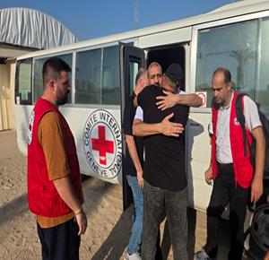 طواقم لجنة الصليب الاحمر تنقل عددا من الاسرى المفرج عنهم من سجون الاحتلال الى مجمع ناصر الطبي في خان يونس جنوب قطاع غزة لتلقي الرعاية الطبية