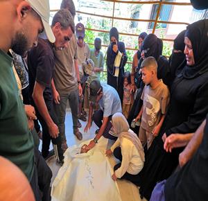 وداع وتشييع جثماني الشهيد عادل أبو بكر والطفلة سما الصوفي في خان يونس جنوبي قطاع غزة، بعد أن ارتقيا بنيران إسرائيلية