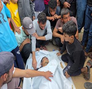 وداع وتشييع شهيدين ارتقيا برصاص الاحتلال، في منطقة بني سهيلا شرق خان يونس جنوبي قطاع غزة