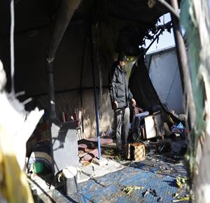 مواطنون يتفقدون الأضرار التي لحقت بمنازلهم وممتلكاتهم في تجمع سوسيا جنوب الخليل ،عقب اعتداءات المستعمرين