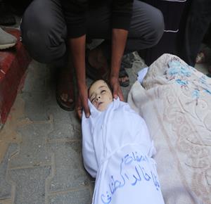 مواطنون يشيّعون جثامين أم وطفليها من عائلة الطناني، استُشهدوا إثر قصف مدفعي استهدف منزلهم قرب مستشفى كمال عدوان شمال قطاع غزة