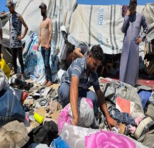مواطنون يتفقدون موقع غارة إسرائيلية استهدفت مخيم غيث للنازحين بمواصي خان يونس جنوب قطاع غزة، فيما أفادت مصادر محلية باستشهاد طفلة وامرأة وإصابة آخرين