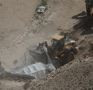 قوات الاحتلال تهدم عددا من البركسات وحظائر الماشية لمواطنين من عائلة الحمادين في وادي القراشية بقرية خشم الدرج في بادية يطا جنوب الخليل