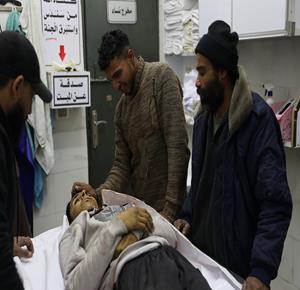 وداع جثمان الشهيد يوسف الريفي  في مستشفى الشفاء بمدينة غزة، والذي ارتقى جراء استهداف إسرائيلي في حي التفاح شرق مدينة غزة