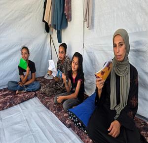 تواجه سماهر الهسي وخمس بناتٍ ظروفا قاسية وحرارة الصيف الشديدة في خيمة بمنطقة المواصي غرب خان يونس