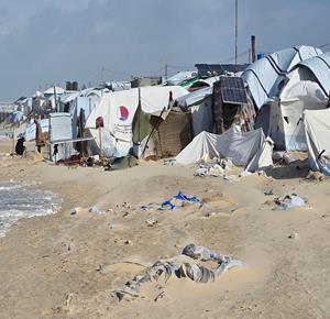 آلاف العائلات أصبحت بلا مأوى بعد أن جرفت المياه خيامها جراء المنخفض الجوي في مخيمات النزوح على شاطئ المواصي في خان يونس، جنوب قطاع غزة