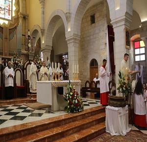 الكنائس المسيحية التي تسير وفق التقويم الغربي تحتفل بعيد الفصح المجيد