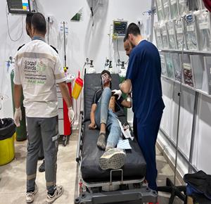 مواطنون ينقلون عدد من الشهداء والجرحى إلى مستشفى العودة الطبي بمخيم النصيرات  جراء إطلاق النار عليهم من قبل جيش الاحتلال بالقرب من موقع توزيع المساعدات
