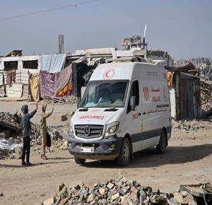 نقل مرضى وجرحى من قطاع غزة عبر معبر رفح لتلقي العلاج في الخارج