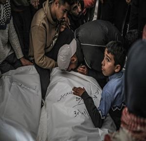 وداع وتشييع شهيدين ارتقيا بقصف الاحتلال في مخيم المغازي وسط قطاع غزة