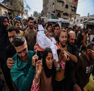 تشييع جثمان الشهيد الصياد محمد بكر (35 عاما) الذي ارتقى جراء استهداف زوارق الاحتلال لقوارب الصيادين قبالة سواحل غزة