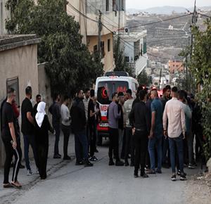 مواطنون يتجمعون أمام منزل الشهيد يونس اشتية الذي حاصره الاحتلال في بلدة تل غرب نابلس.