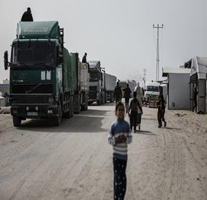 شاحنات محملة بالمواد الغذائية تمر في خان يونس بعد دخولها قطاع غزة عبر معبر كرم أبو سالم