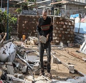 المواطن أحمد المبحوح والمصاب  بالسرطان يبني منزلا طينيا  في مخيم البريج مستتخدما أساليب بدائية بسبب النقص الحاد في مواد البناء نتيجة الحصار وإغلاق المعابر