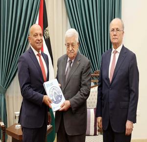 الرئيس محمود عباس، يتسلم التقرير السنوي لصندوق الاستثمار الفلسطيني لعام 2025، بحضور رئيس الوزراء محمد مصطفى، وذلك خلال استقباله رئيس مجلس إدارة الصندوق إياد جودة