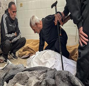 وداع وتشييع عدد من الشهداء في مستشفى شهداء الأقصى بدير البلح وسط قطاع غزة