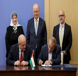 بحضور رئيس الوزراء محمد مصطفى، الحكومة توقع اتفاقيات خاصة باعتماد أكثر من 210 مشروعا تنمويا بقيمة تقارب 72 مليون دولار لصالح محافظات الضفة والقدس وغزة ومخيمات لبنان، بدعم من الصناديق العربية والإسلامية 